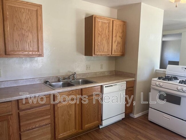 Photo - 405 Armstrong St House