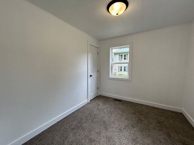 Building Photo - 307 N Sycamore St