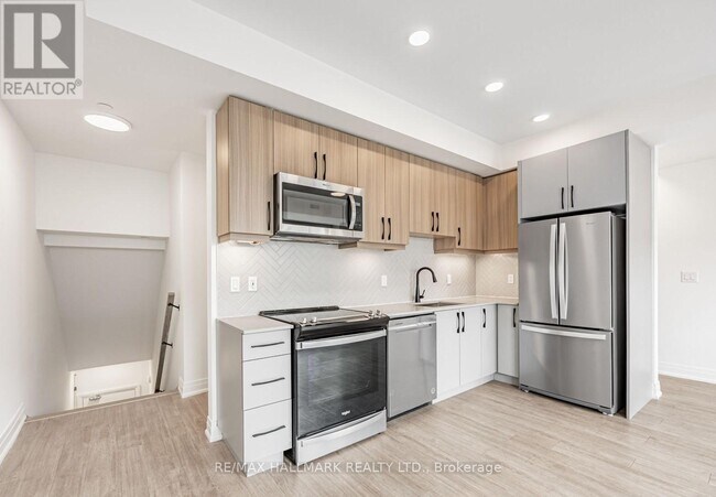 Building Photo - 15 Brenthall Ave