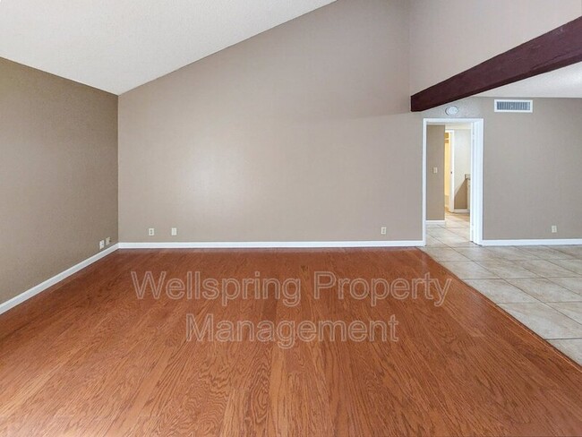Building Photo - 730 N Sanders St