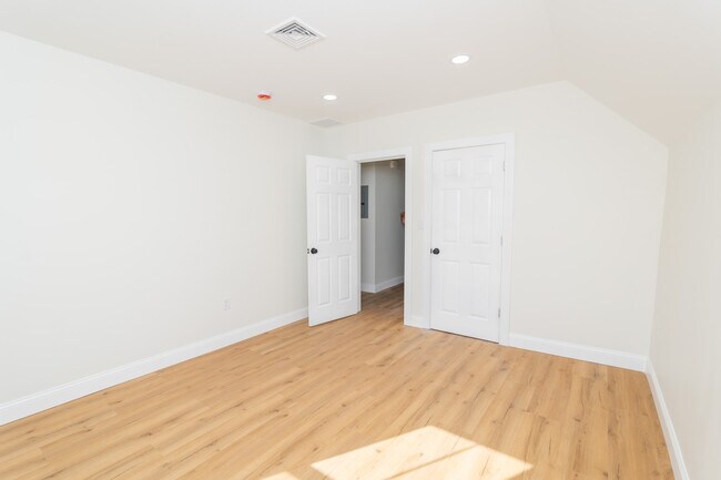 Foto del edificio - 84 Pembroke Ave