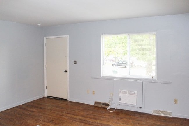 Building Photo - 2 Bedroom 1 Bath Duplex