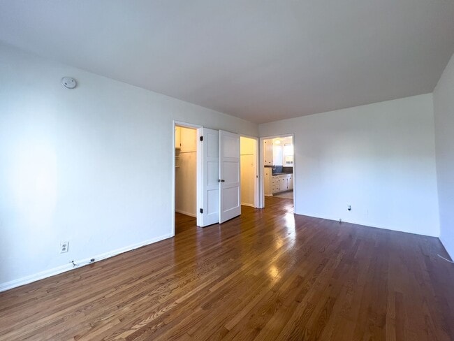 Building Photo - Remodeled Studio in the Heart of Los Feliz | Hardwood Floors | Walk-In Closet | & On-Site Laundry