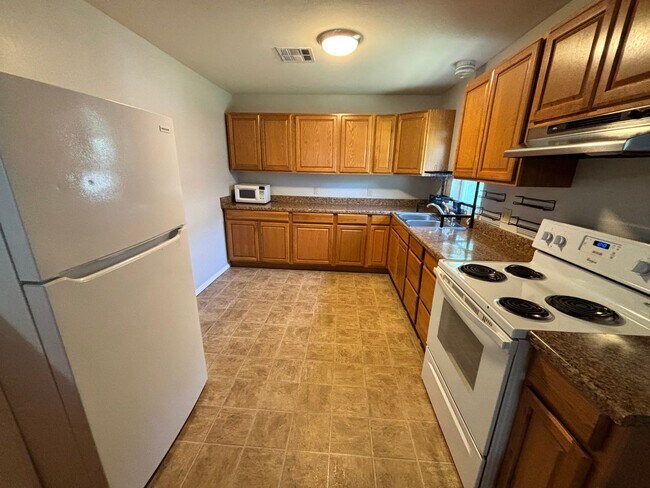 Foto del edificio - 2 bedroom 1 bathroom house in Downtown Edmond with central heat and air and washer/dryer hookup