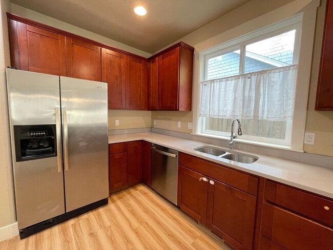 Building Photo - Fantastic South Tabor Home with Attached Garage, Washer/Dryer, A/C