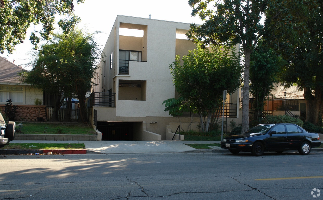 Building Photo - 404 W Stocker St