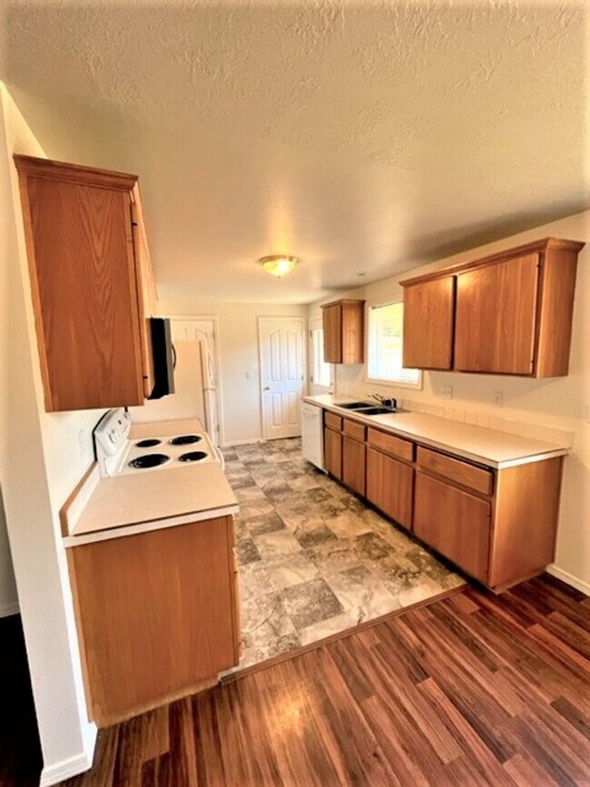 Foto del edificio - 2Bd/1.5Bath Single story duplex McMinnville