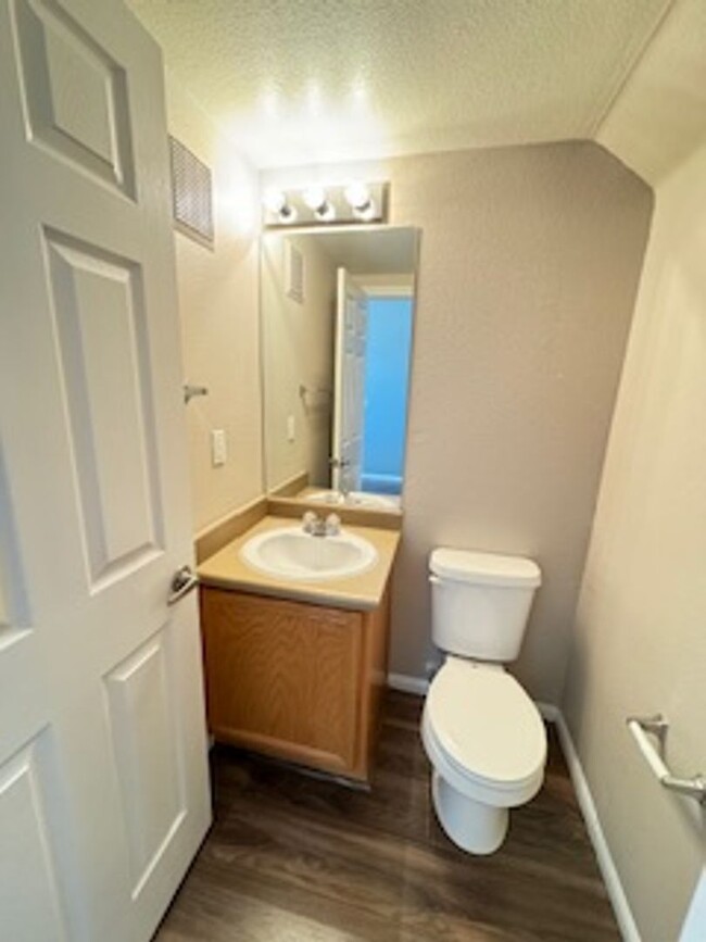 Foto del edificio - 2 Bedroom townhome with attached 2 car garage