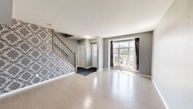 Photo du bâtiment - BEAUTIFUL THREE BEDROOM TOWNHOME ON BATEMAN TRAIL