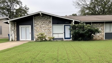 Building Photo - 2802 Loyola Ln