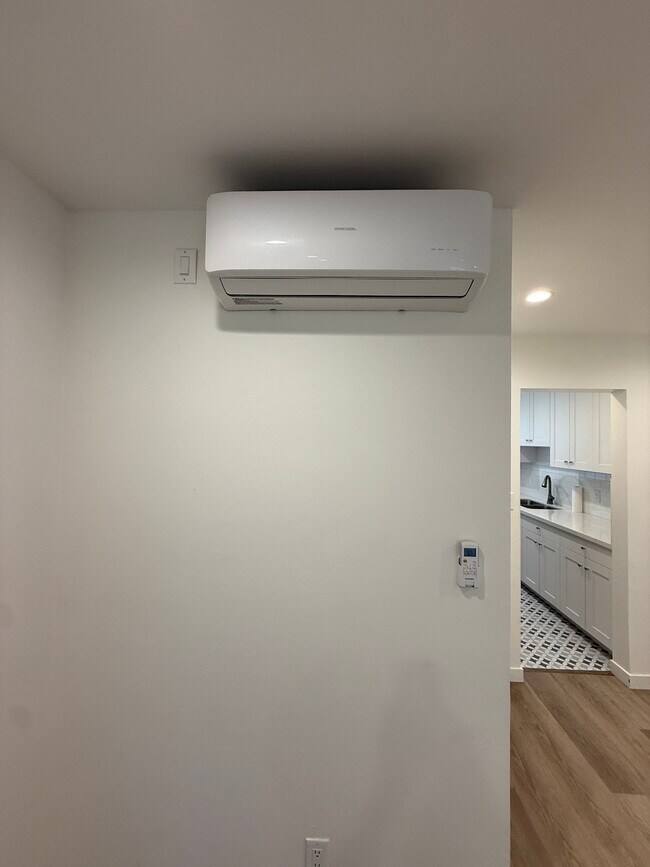 Foto del edificio - 2140 Beachwood Dr