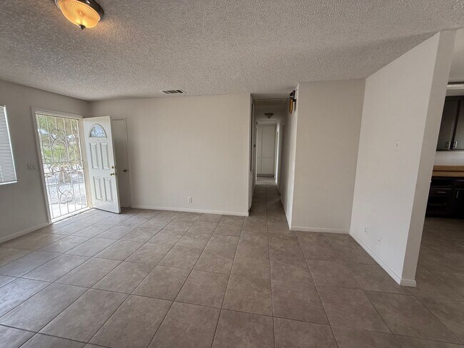 Foto del edificio - Victorville - 3 Bedrooms, 2 Bathrooms, New Paint, New Blinds, Tile Floors
