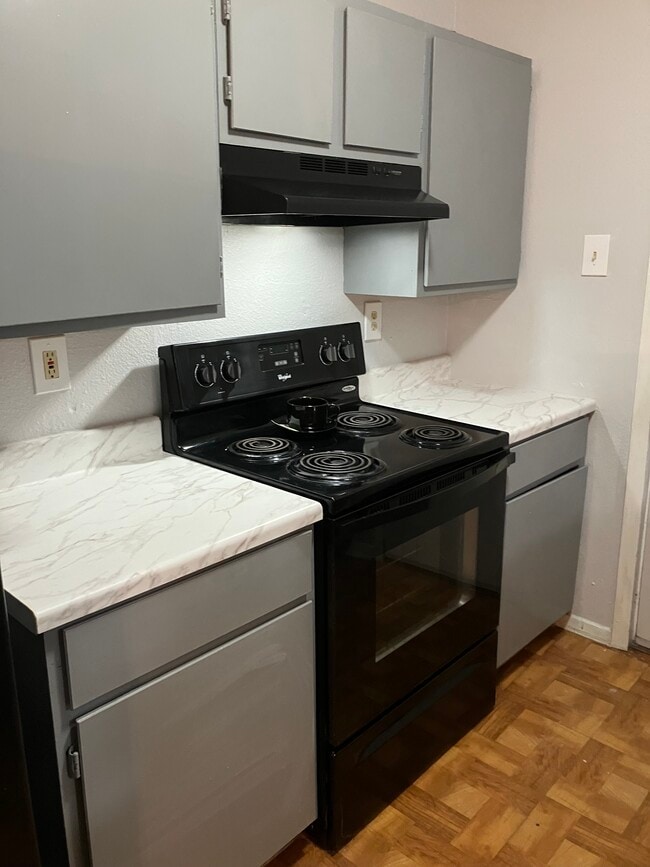 Cabinet and counter space - 3523 Horizon Lake