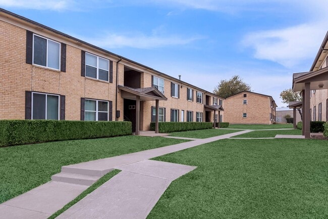 Building Photo - Oaks On Lamar