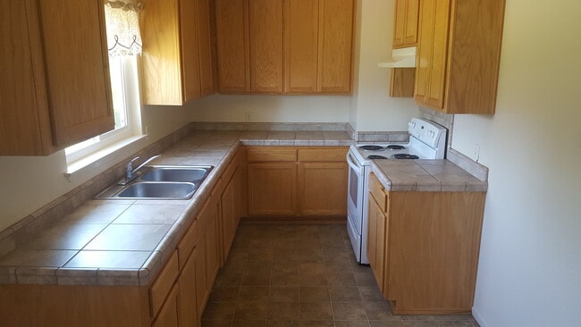 Building Photo - 3 Bedroom Yuba City Home Coming Available