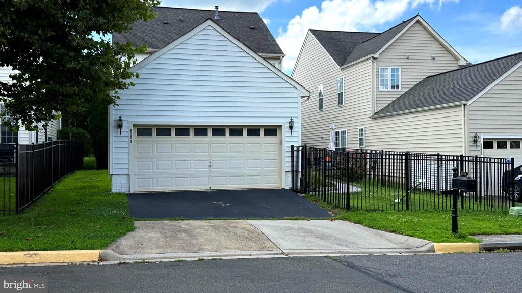 Building Photo - 6004 Abernethy Ln