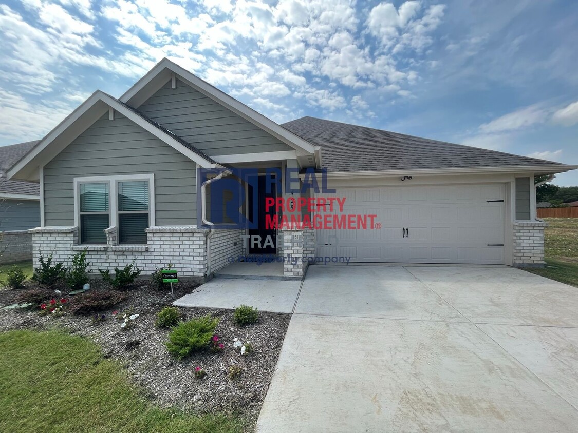 Foto principal - Spacious 3 Bedroom/2 Bath Open Concept Home