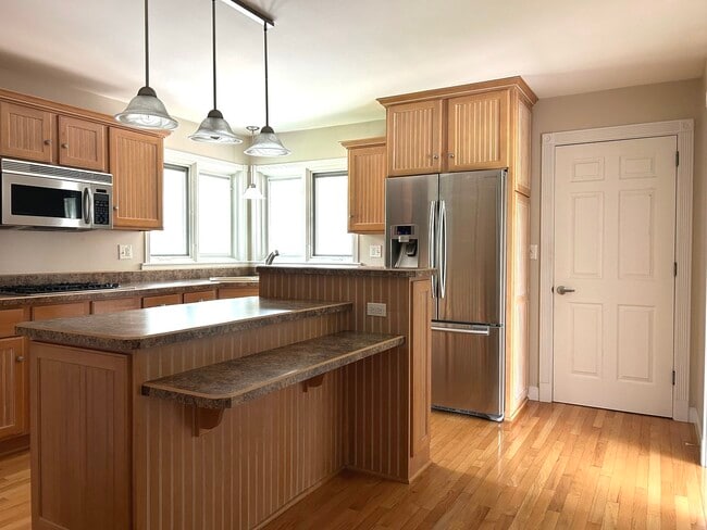 Building Photo - 1402 Lakeview Dr