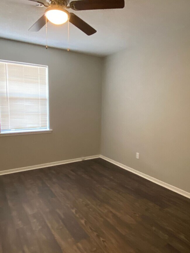 Building Photo - 2 Bedroom 1 Bathroom Unit