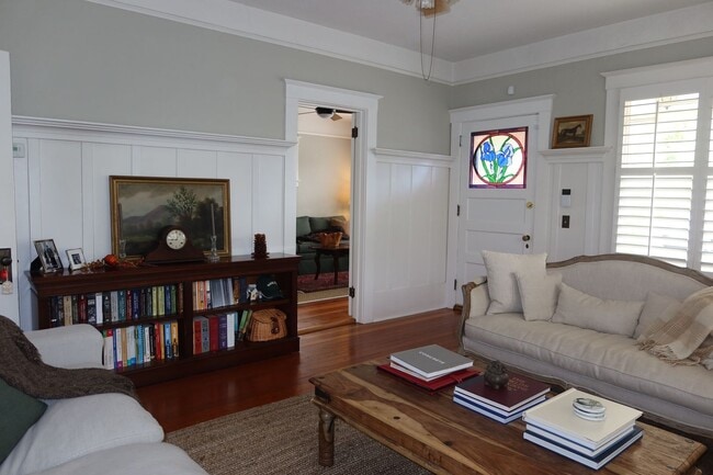 Building Photo - Charming 3 Bed, 1.5 Bath Historic Home w/ ...