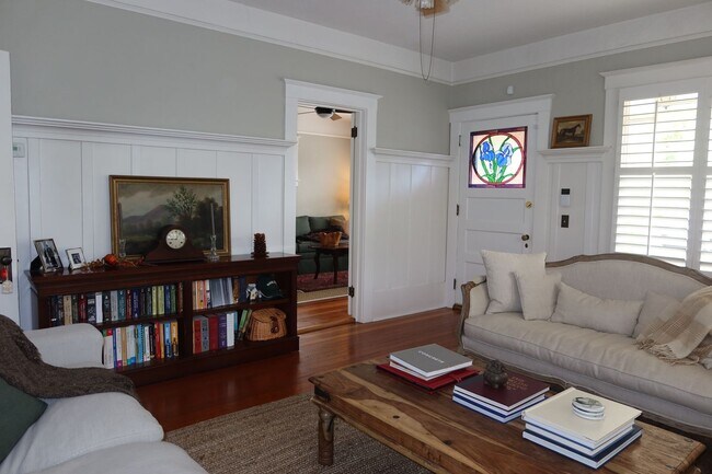 Foto del edificio - Charming 3 Bed, 1.5 Bath Historic Home w/ ...