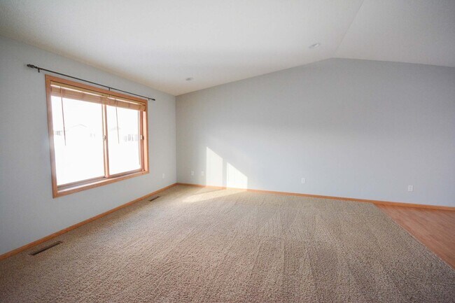 Building Photo - Move-In Ready4 BR with Large Yard!