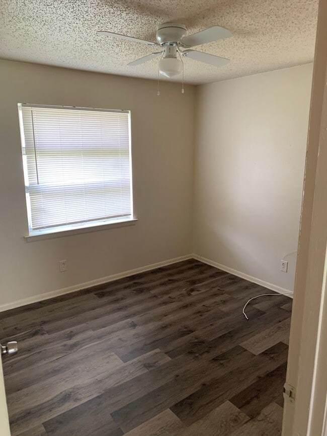 Building Photo - COMING SOON! Charming 3-bed 1- bath in Dal...