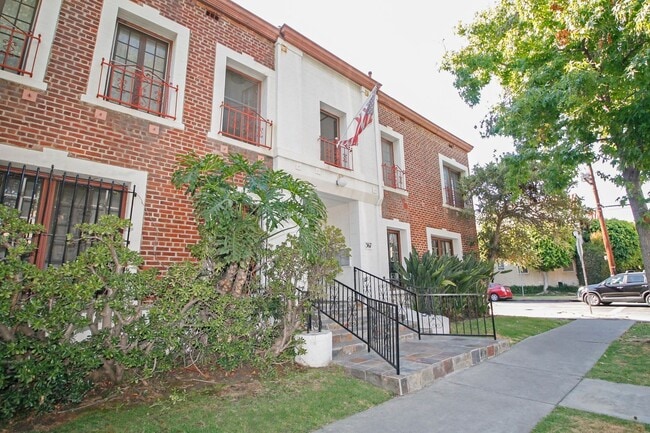 Building Photo - 367 N Orange Grove Ave