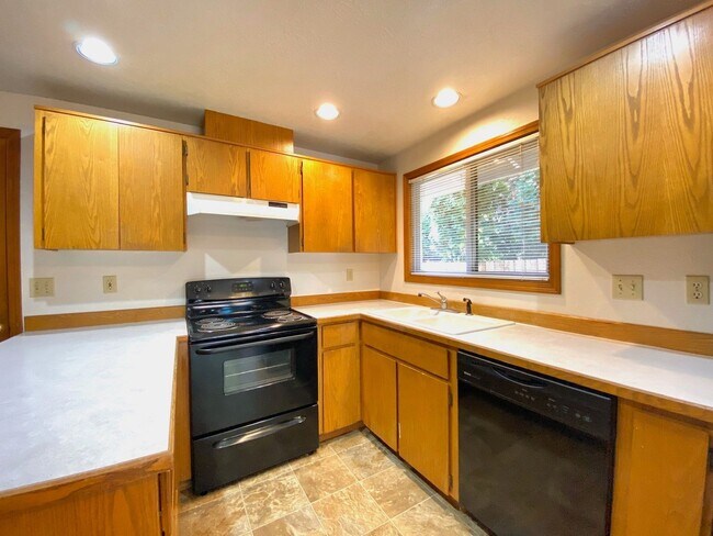 Building Photo - Single Family Ranch Style Home in Garden Home