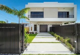 Building Photo - 2710 SW 34th Ave