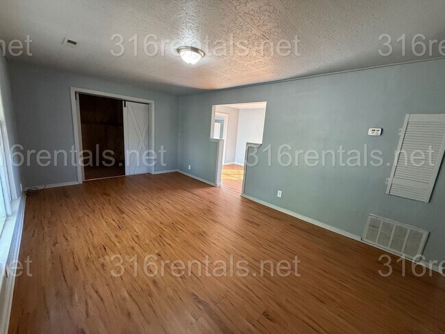 Building Photo - $1200 - 3 bedroom / 1 bathroom - Single Fa...