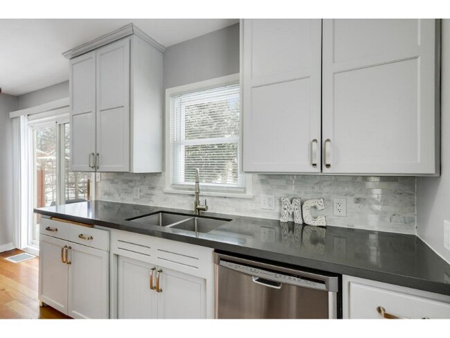 Foto del edificio - 3237 Dakota Ave S