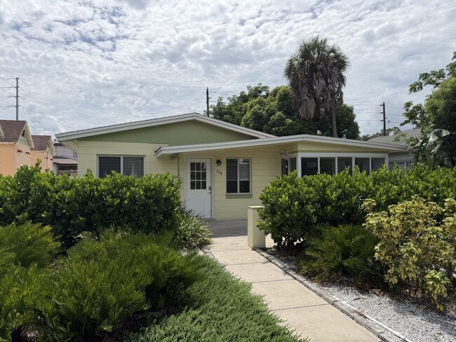 Building Photo - 2 Bed/2 Bath