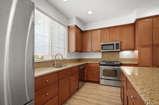 Foto del edificio - Prime Location! RARE Opportunity to LEASE 4/3.5 Spacious TownHome IN GARDEN GROVE!