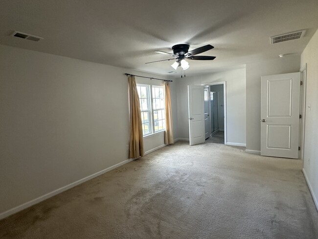 Foto del edificio - 6360 Regal Grove Ln