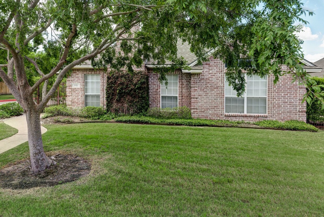 Primary Photo - AUGUST PRE-LEASE Open Concept 3/3 - Super ...