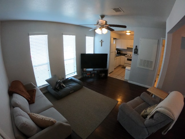 Building Photo - 404 Manuel Dr