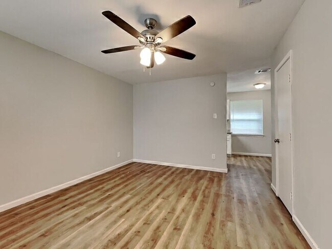 Building Photo - 1340 E Park Dr