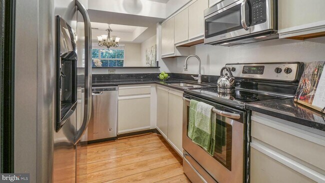 Foto del edificio - 5704 Chapman Mill Dr