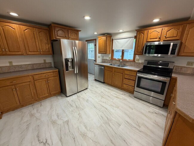 Foto del edificio - Beautiful 4 Bed / 2 Bath, Single Family Home. Close to Downtown Northampton!
