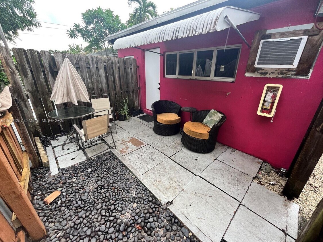 Foto principal - 1337 NE 3rd Ave