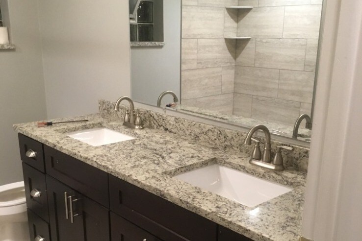 Baño con lavabo doble - 6516 N Neva Ave