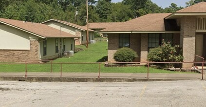 Building Photo - 1001 Lakeview Dr