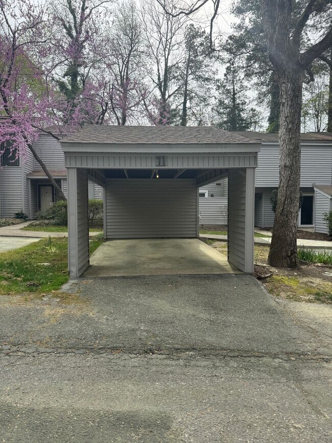 Building Photo - SEASONS TRACE