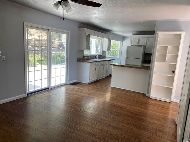 Building Photo - 2604 Topaz Dr