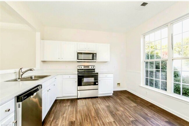 Building Photo - Charming 3BR Townhome in Jamestown