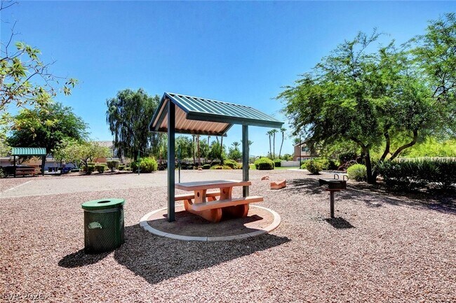 Foto del edificio - 6733 Lookout Lodge Ln