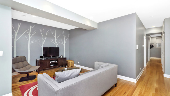 Foto del edificio - 1637 W Granville Ave