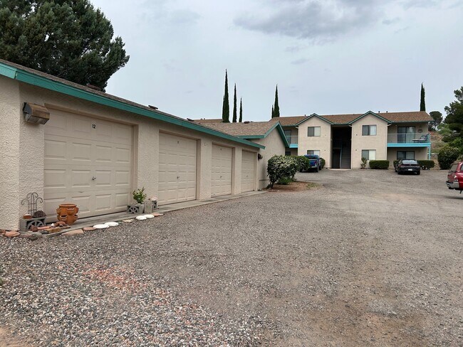 Foto del edificio - 400 Bent River Rd