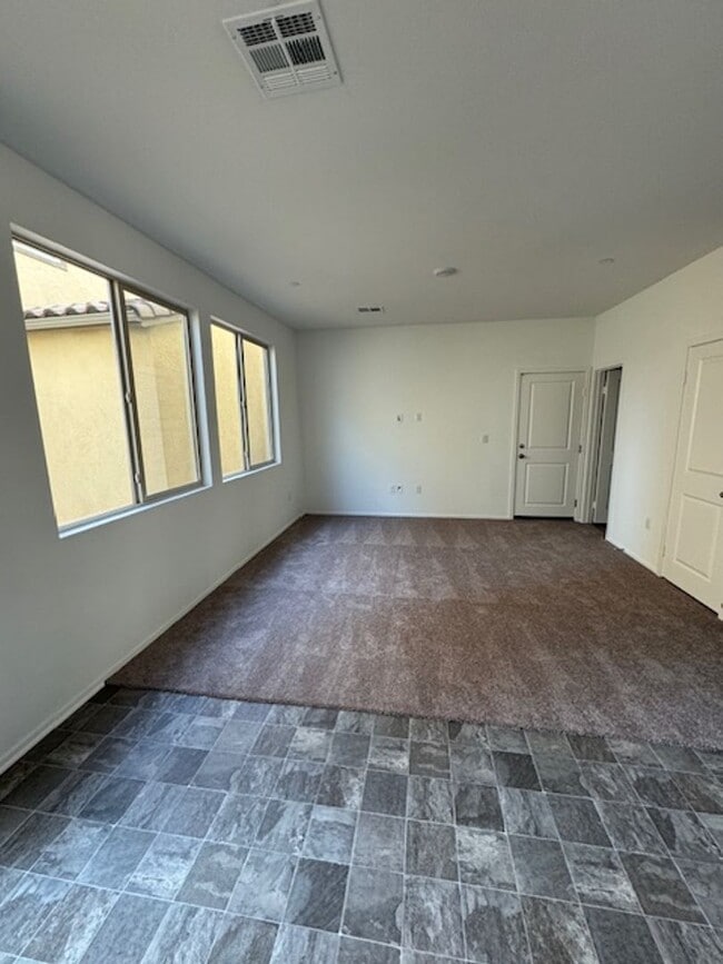 Building Photo - Beautiful Home